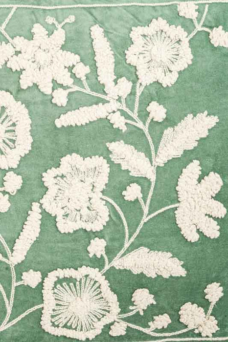 Coussin décoratif en velours de coton vert brodé de lianes de fleurs blanc cassé 45x45cm