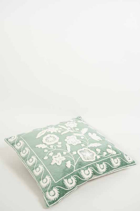 Coussin décoratif en velours de coton vert brodé de lianes de fleurs blanc cassé 45x45cm