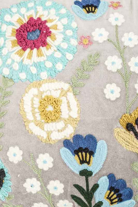 Coussin décoratif en velours de coton gris argenté avec broderies florales bleues/vertes/blanches/jaunes 30x50cm