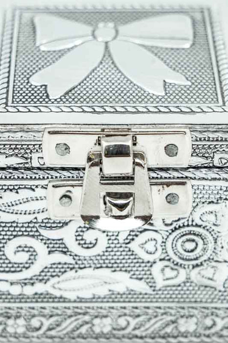 Dekoschatulle "Tie Design" silberfarben - ausgekleidet mit bordeauxfarbenen Samt 20x6x5cm