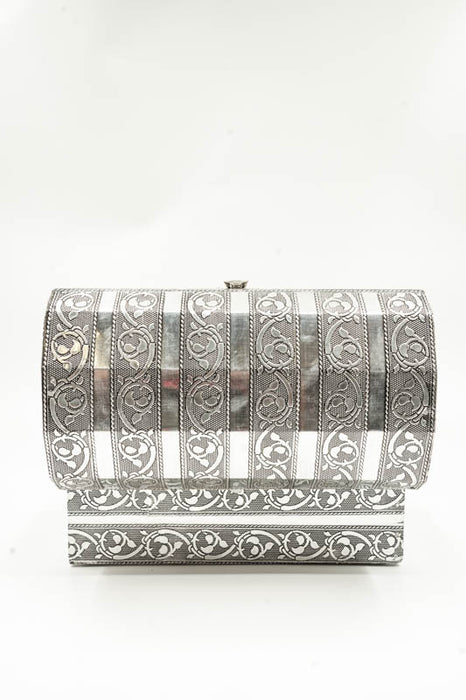 Schatztruhe mit Streifen silberfarben - ausgekleidet mit schwarzem Samt 23x12.5x12.5cm