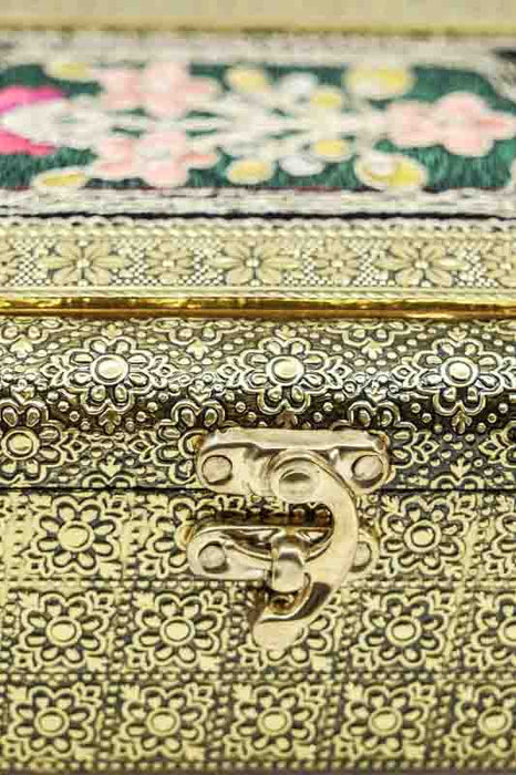 Shagun Box goldfarben mit Stickereien multicolor 25x15x6cm