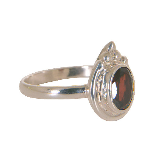 Ring Messing versilbert Fassung spitz verziert mit Granat