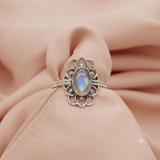 Ring Messing versilbert Fassung in Blumenform mit ovalem Mondstein