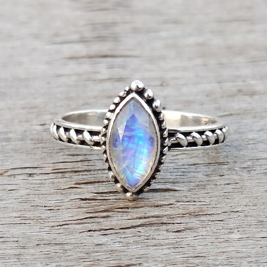 Bague en laiton plaqué argent, pierre de lune ovale pointue des deux côtés