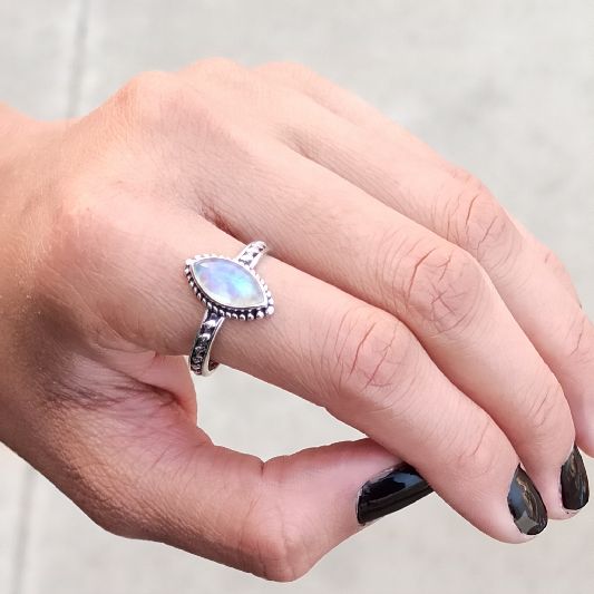 Bague en laiton plaqué argent, pierre de lune ovale pointue des deux côtés
