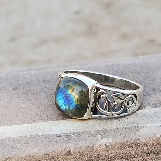 Ring Messing versilbert mit quadratischem Labradorit