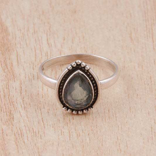 Ring Messing versilbert mit tränenförmigem Apatit