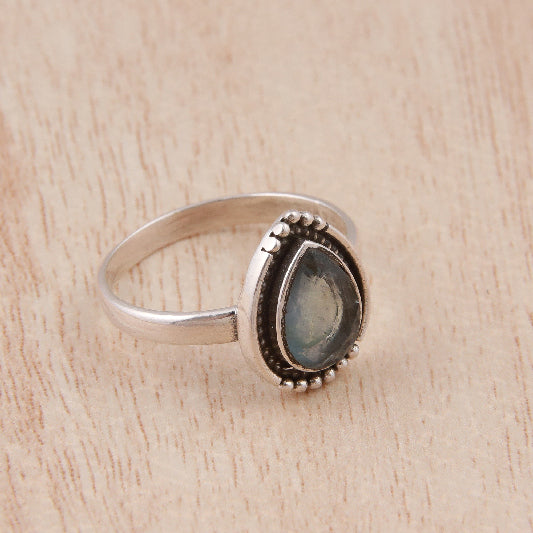 Ring Messing versilbert mit tränenförmigem Apatit