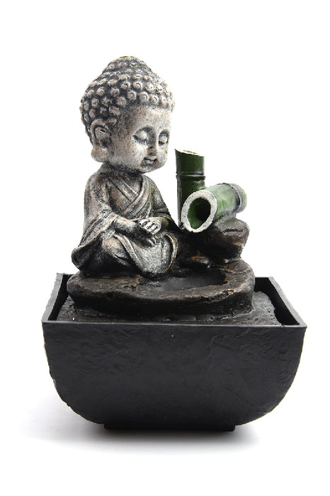 Wasserbrunnen schwarz sitzender kleiner Buddha mit Bambusbrunnen 13.5x13.5x20cm